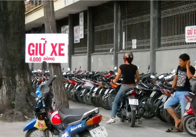 A parking lot at the corner of Nguyen Du and Mac Dinh Chi Streets in District 1 has been fleecing customers (Photo: SGGP) A parking lot at the corner of Nguyen Du and Mac Dinh Chi Streets in District 1 has been fleecing customers (Photo: SGGP)